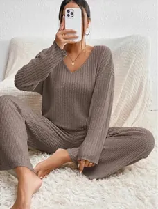 Set da casa da donna in maglia a coste marrone con top a maniche lunghe e scollo a V