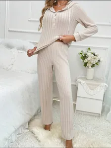 Άνετο μπεζ γυναικείο σετ loungewear με μπλούζα με κουκούλα και ασορτί παντελόνι