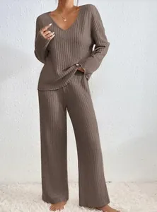 Vista dettagliata del set relax da donna a coste con scollo a V in elegante marrone taupe