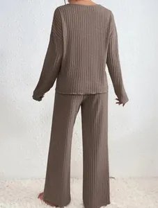 Vista posteriore di un set in maglia a coste marrone con top e pantaloni larghi