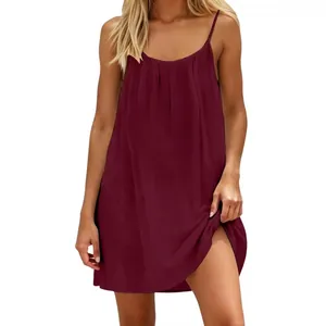 Elegante abito estivo bordeaux corto con spalline sottili e vestibilità ampia e comoda