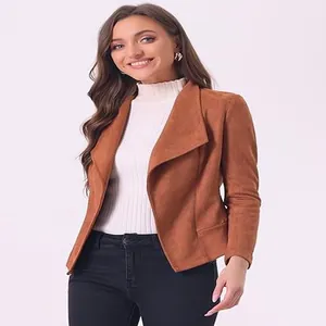 Vue détaillée de la veste courte marron en similicuir suédé pour femme avec col à revers