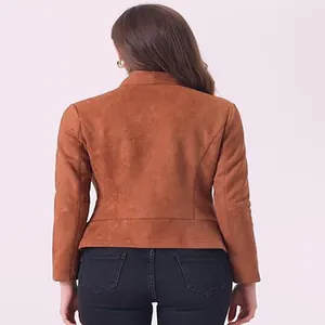 Vue arrière détaillée d'une veste courte élégante en faux daim marron pour femme chic