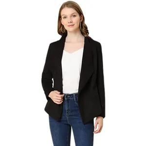 Détail d'une veste noire en suédine pour femme avec col à revers drapé élégant