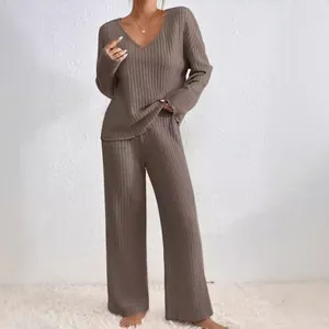 Completo loungewear da donna in due pezzi con top a coste con scollo a V e pantaloni larghi