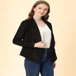 Vue détaillée d'un blazer noir à la mode en daim synthétique pour femme élégante