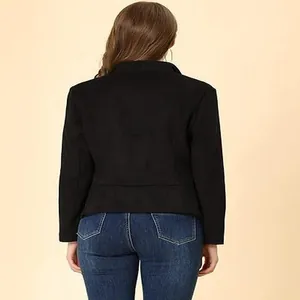 Vue arrière détaillée d'une veste courte élégante en similicuir noir pour femmes à manches