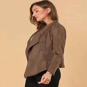 Vue latérale d'une veste décontractée en similicuir marron pour femme avec revers et manches