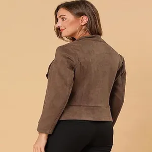 Vue arrière d'une veste courte en daim marron avec revers et manches longues