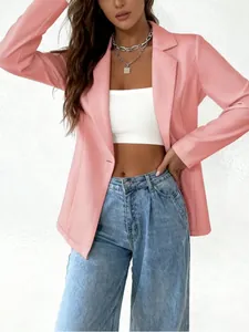 Nahaufnahme eines rosafarbenen Langarm-Blazers für Damen mit Reverskragen und Knopf