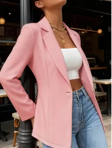 Detail eines schicken rosa Damenblazers mit Revers und strukturierter Taille für die Mode.