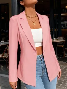 Detailansicht eines stylischen rosa Damenblazers mit klassischem Reverskragen-Design.