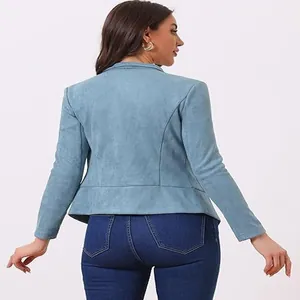 Vue arrière d'une veste courte en daim bleu clair avec manches longues et revers