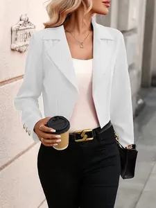 Détail d'un blazer blanc court avec revers élégant et boutons dorés sur les manches