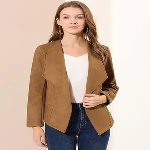 Détail d'une veste courte en daim marron à revers pour femme sur un mannequin élégant.