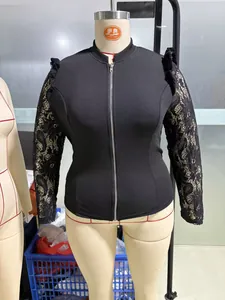 Élégante veste noire pour femme avec fermeture éclair et manches dentelle sur mannequin.
