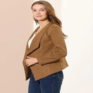 Modèle professionnel portant une veste en daim marron avec col à revers pour femme.