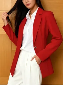 Detailansicht eines eleganten roten Damenblazers mit Langarm und Taillenknopf
