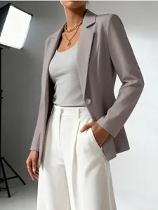 Detailansicht eines eleganten Damen-Blazers in Taupe mit raffinierten Details