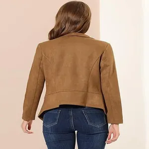 Vue arrière d'une veste courte tendance en similicuir marron pour femme de style décontracté.
