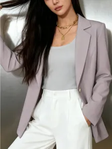Detailansicht eines eleganten Damen-Blazers in Lavendel mit Revers und Goldkette.