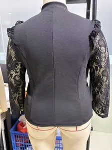 Détail du dos d'un blazer noir pour femme avec manches en dentelle et tissu texturé
