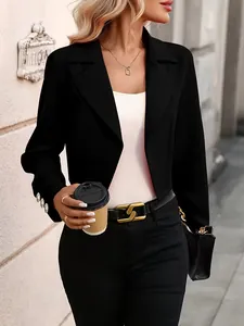 Vue détaillée du blazer noir court pour femme avec revers et boutons aux manches.