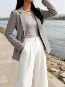Elegante Detailansicht eines malvenfarbenen Blazers mit Revers und langen Ärmeln