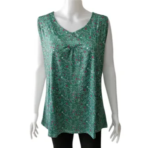 Close-up van de elegante roze bloemen en witte rankenprint op deze groene zomertop