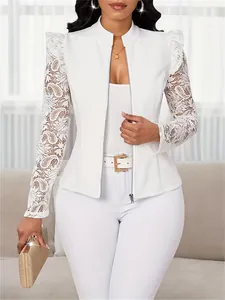 Vue détaillée d'une veste blanche pour femme avec manches en dentelle et fermeture éclair.