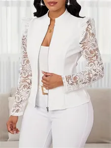 Détail d'un blazer blanc élégant avec des manches en dentelle et une fermeture éclair