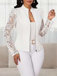 Vue détaillée d'une veste blanche zippée avec manches en dentelle élégantes et motifs cachemire.