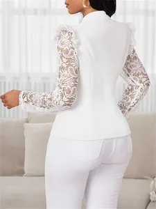 Vue arrière d'un blazer blanc avec des manches en dentelle florale et des volants élégants.