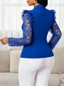 Vue arrière détaillée du blazer bleu royal avec des manches en dentelle et volants