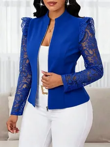 Détail d'un blazer bleu royal pour femme avec manches en dentelle et zip