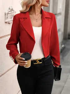 Gros plan d'un blazer court rouge élégant avec col à revers et boutons aux manches