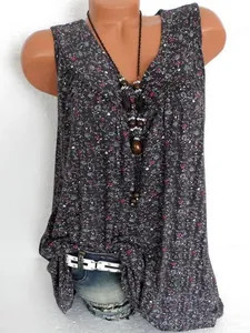 Detail van mouwloze damestop met V-hals en bloemenprint voor de zomer in boho-stijl
