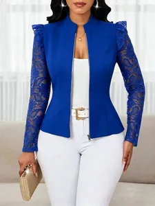 Détail de la veste bleue avec manches en dentelle et fermeture éclair frontale.