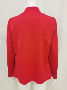 Gedetailleerd achteraanzicht van een rode damesblazer met lange mouwen en een open voorkant