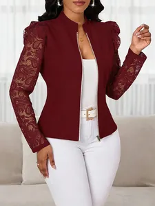 Gros plan d'un blazer bordeaux élégant avec manches en dentelle florale délicate