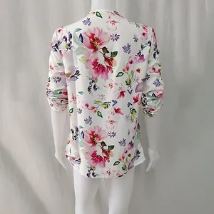 Rückansicht einer leichten weißen Bluse mit eleganten rosa und lila Blumenmustern