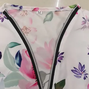 Detailansicht einer floralen Printbluse mit V-Ausschnitt, Reißverschluss und Größe M