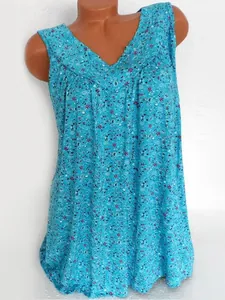 Gedetailleerde weergave van een blauwe mouwloze tanktop met bloemenprint en V-hals.