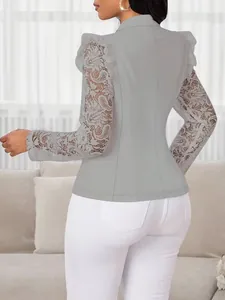 Vue arrière détaillée d'un élégant blazer gris pour femme avec des manches en dentelle.