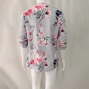 Rückansicht einer langärmeligen Bluse mit Blumenmuster und rosa Blütenmotiven