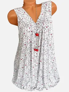 Detailweergave van een mouwloze zomertop met bloemenprint en een elegante V-hals