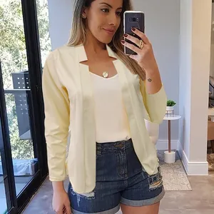 Elegante lichtgele blazer voor dames met open voorkant en lange mouwen in een spiegelselfie