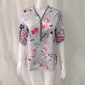 Detailansicht einer Blumenprint-Bluse mit V-Ausschnitt und Reißverschluss