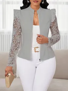 Vue détaillée montrant les motifs de dentelle et le zip métallique de la veste grise