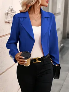 Détail d'un blazer court bleu roi avec revers et boutons décoratifs aux poignets.